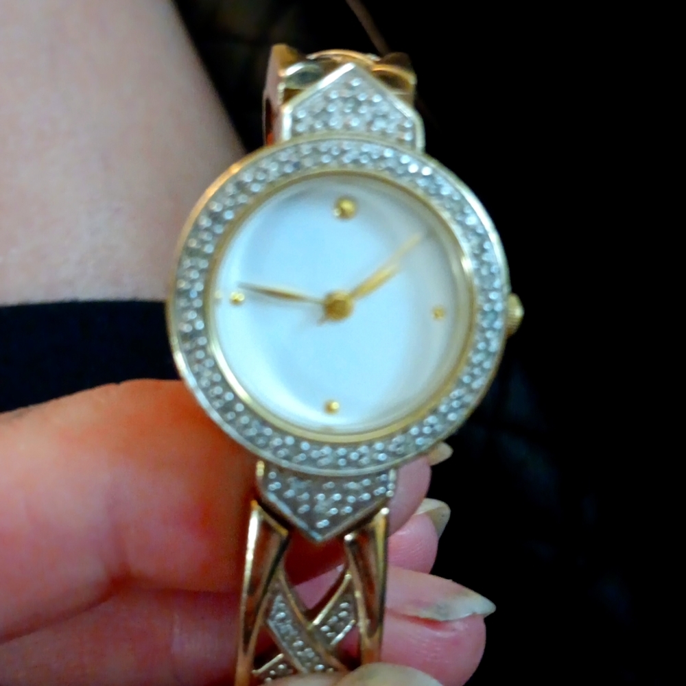 Women's quarts bangle watch